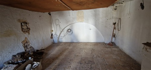 Indipendente, Parzialmente Ristrutturato, con Locale